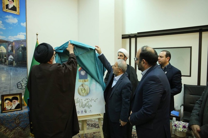 اعطای اولین نشان ملی مادری به بانوی نیکو کار خراسانی اعطای اولین نشان ملی مادری به بانوی نیکو کار خراسانی