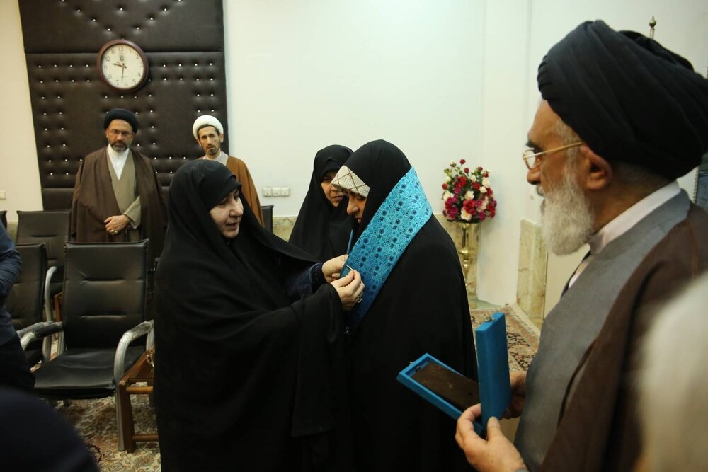 اعطای اولین نشان ملی مادری به بانوی نیکو کار خراسانی