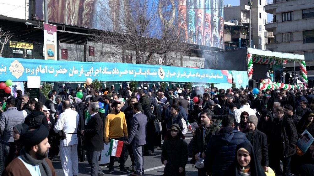 آشنایی راهپیمایان ۲۲ بهمن با کارویژههای جمعیتی بنیاد ۱۵ خرداد